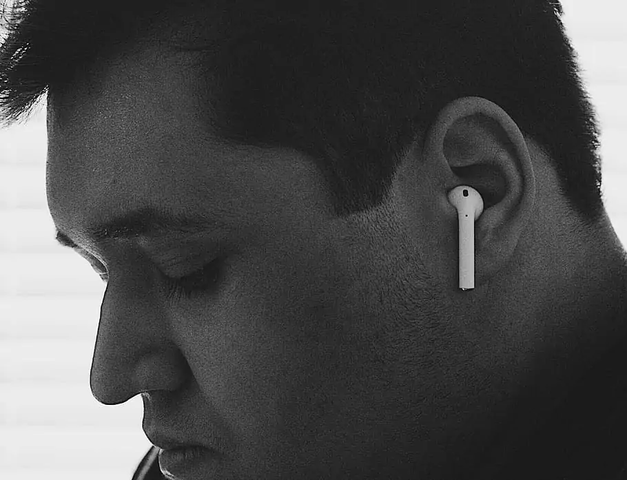 Persona que usa AirPods con un Android