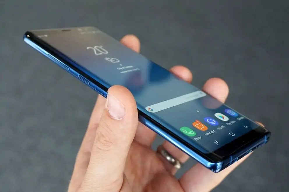 Samsung Galaxy S10 Plus en una mano