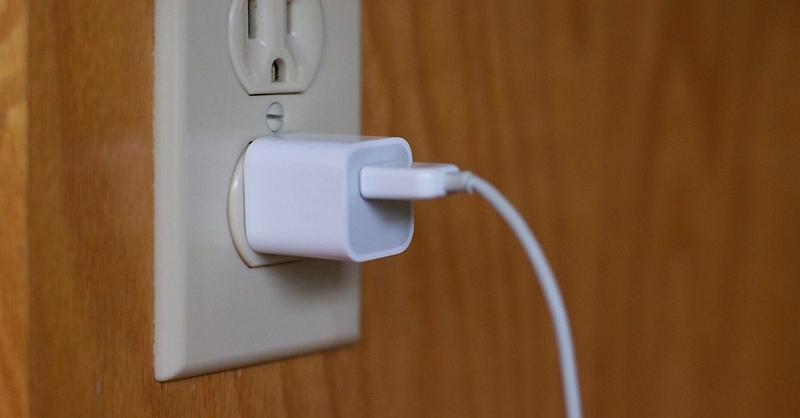 Verifique el enchufe del cargador para arreglar la carga inalámbrica de iPhone no funciona