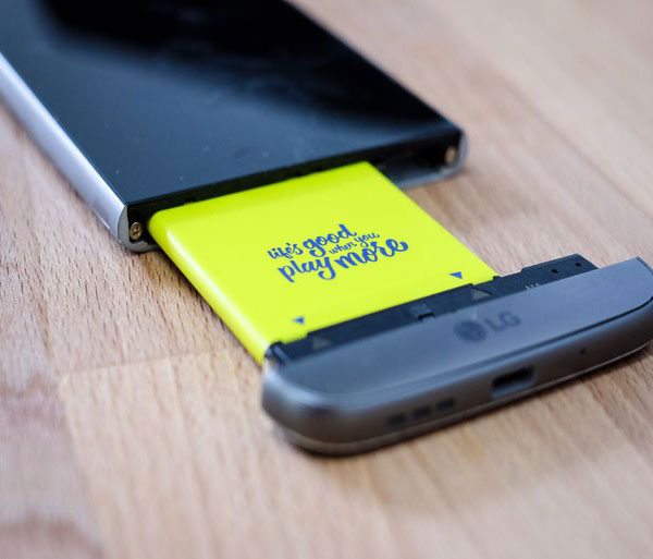 Volver a insertar la batería del teléfono